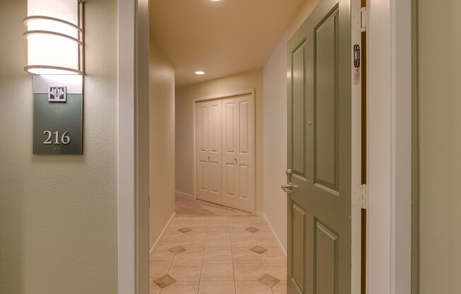 Spacious 2 bedroom Condo in Downtown Redmond
