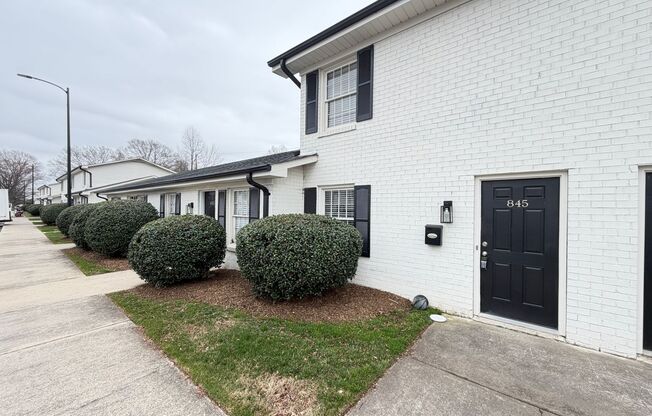 2 beds, 1.5 baths, 832 sqft, $1,050, Unit 845 Oakwood Villa