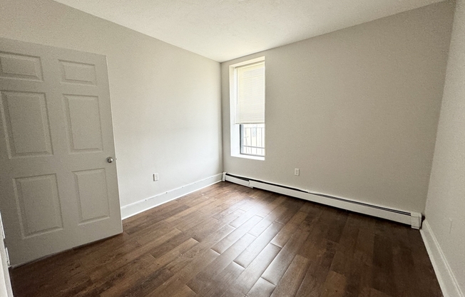 2 beds, 1 bath, $2,800, Unit 5