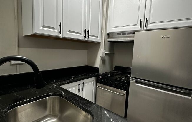 Studio, 1 bath, $1,095, Unit #404