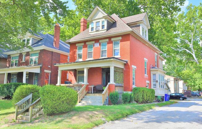 Central Campus - Huge House - Awesome Front Porch and Yard