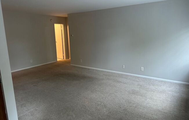 2 beds, 1 bath, 840 sqft, $1,495, Unit 201 (R)
