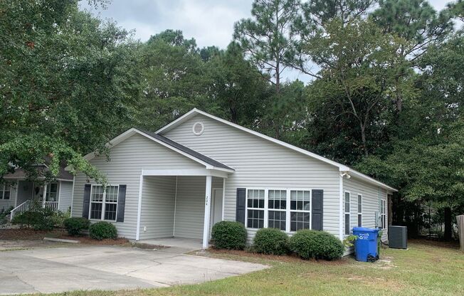 $500 OFF 1ST MONTHS RENT! 3 Bedroom 2 Bath House Available now on Charter Drive