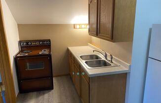 2 beds, 1 bath, 600 sqft, $595, Unit Upper