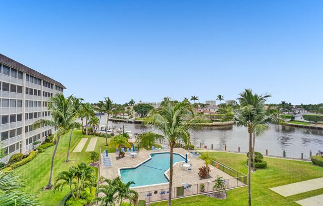 Beautiful 2 bedroom 2 bath Condo in Deerfield on the Intracoastal