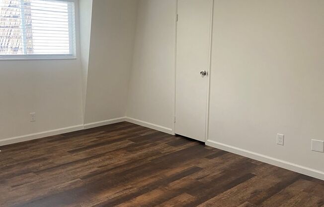 2 beds, 1 bath, 905 sqft, $1,400, Unit 5494-F