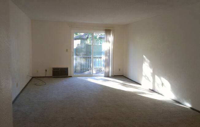 2 beds, 1 bath, 824 sqft, $1,295, Unit 28