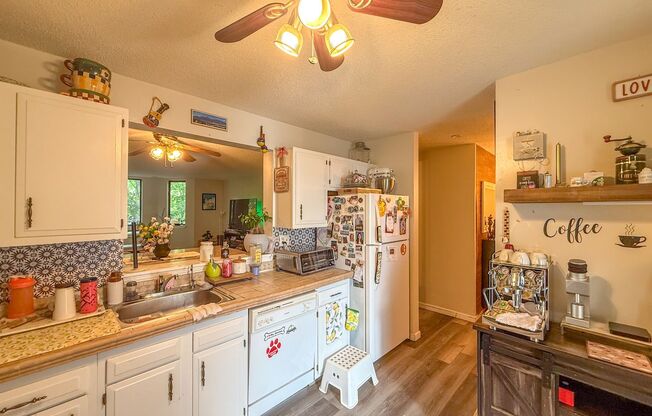 Comfortable, Modern & Full of Natural Light - 2bd/2ba Condo for Rent!