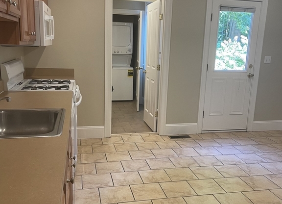 2 beds, 1 bath, 1,000 sqft, $2,600, Unit 43