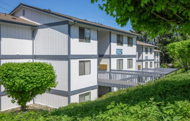 Charming Tacoma Apartment with Balcony, Dog Park & Free Parking – Pet-Friendly Comfort!