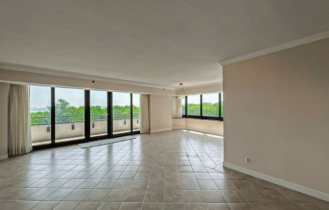 Fantastic 3 Bedroom 3 Bathroom Condo With a Large Balcony In Waterford House