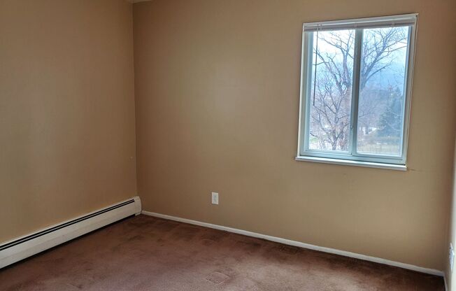 2 beds, 1 bath, $1,100, Unit Unit C2