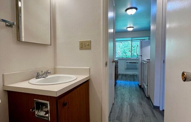 1 bed, 1 bath, $950, Unit R