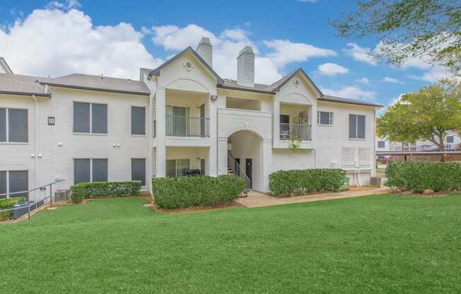 exterior view at the whispering winds apartments in pearland, tx