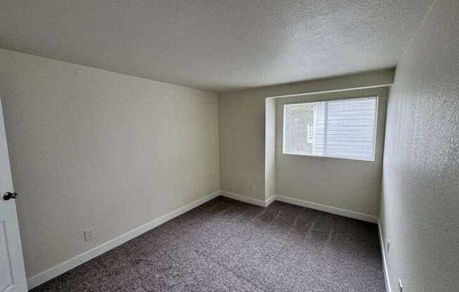 2 beds, 1 bath, 902 sqft, $2,075, Unit H201