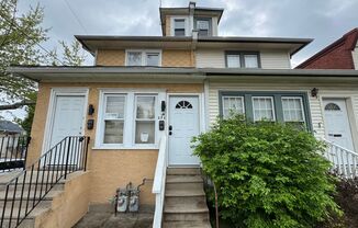 Charming 2-Bedroom Apartment in Lansdowne! Available NOW!