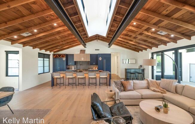4327 E Indianola Ave