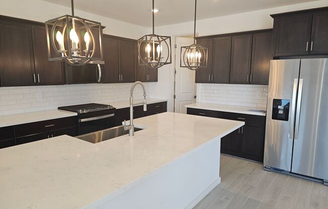 Beautiful new build w mountain views