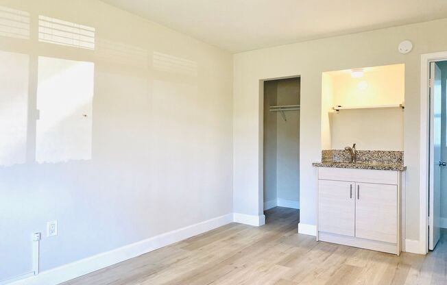 AVAILABLE NOW! STUDIO APARTMENTS IN THE HEART OF LA JOLLA! ONLY $1800/mo