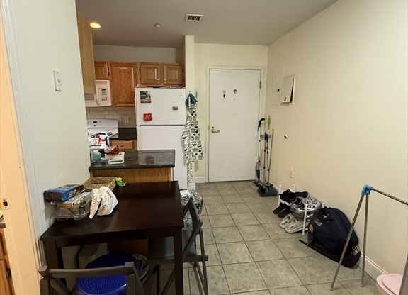 2 beds, 1 bath, 600 sqft, $3,500, Unit 203