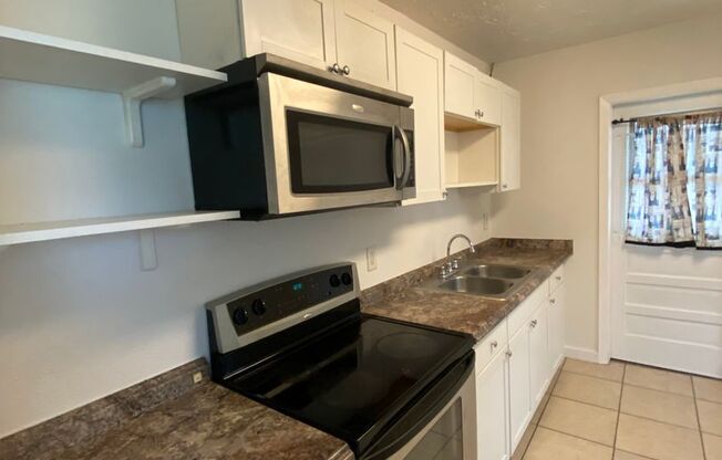 1 bed, 1 bath, 500 sqft, $895, Unit 3041 Belden Street