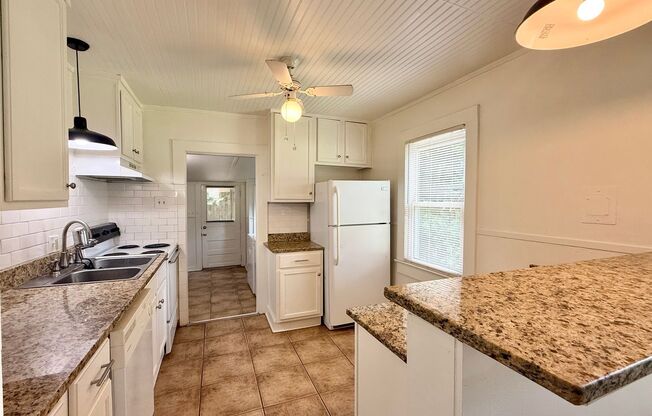 Charming 2 Bedroom 1 Bathroom Home for Rent!