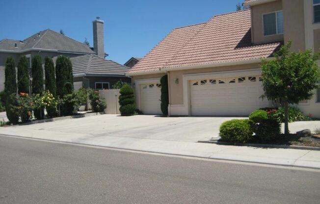 Large corner lot, 4 bedroom with Pool/Spa