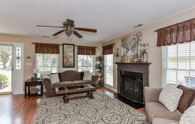 3131 LEICESTER DR
