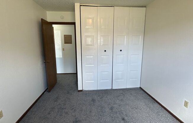 2 beds, 1 bath, $850, Unit 04