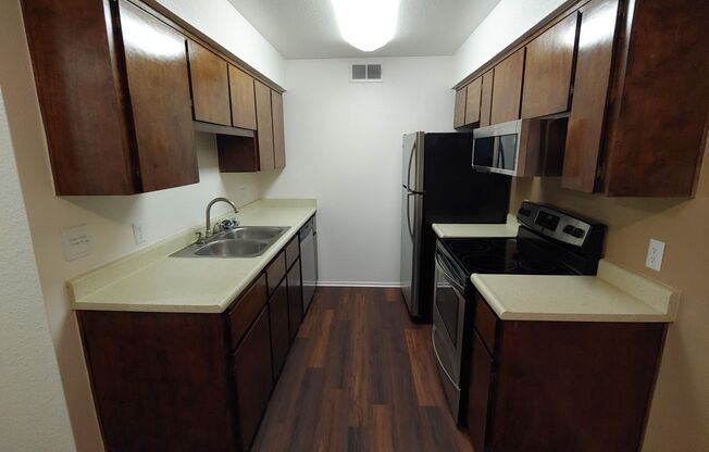 2 beds, 1 bath, 900 sqft, $1,585, Unit 1870-101