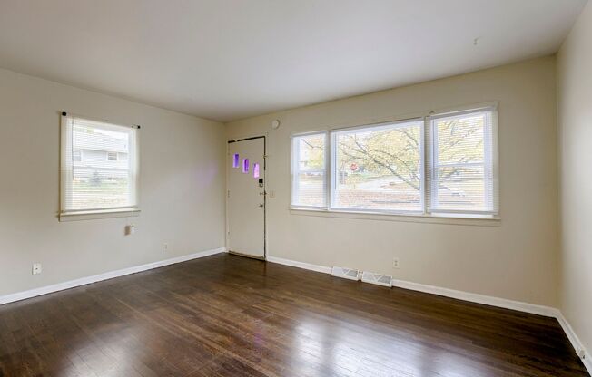 Charming 2-Bedroom With Wrap-Around Deck & Convenient Location!!