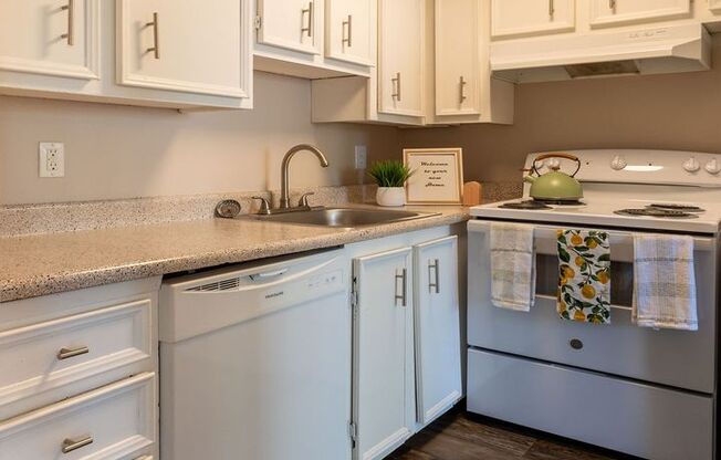 2 beds, 1 bath, 735 sqft, $1,695, Unit 07