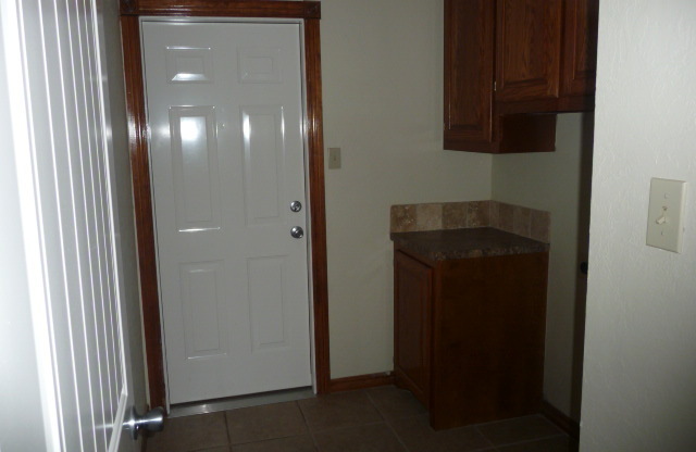 3 beds, 2 baths, $1,500