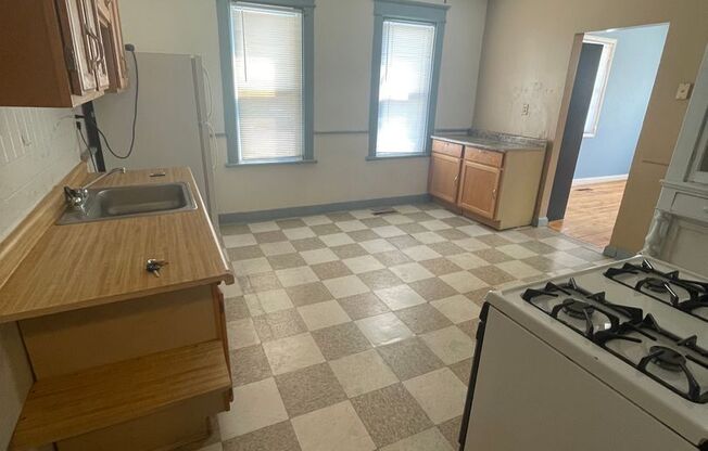 *30 Days of FREE RENT With SIGNED LEASE!* 2 bed 1 bath located right off Brady St