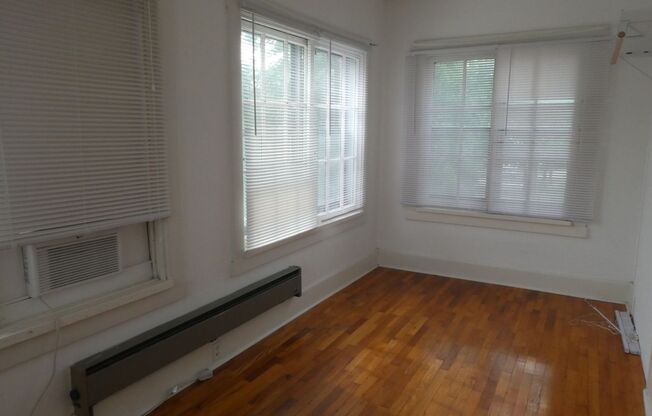 2 beds, 1 bath, $840, Unit Apt 101