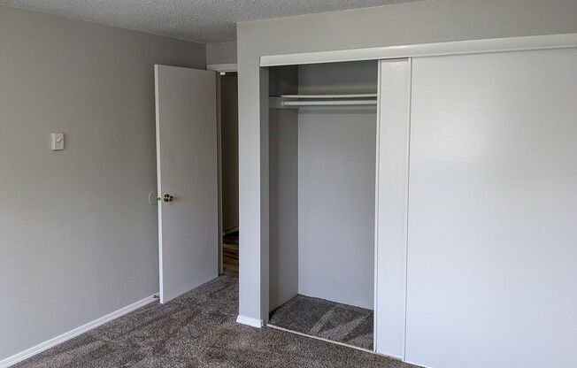 2 beds, 1 bath, 889 sqft, $1,295, Unit 33