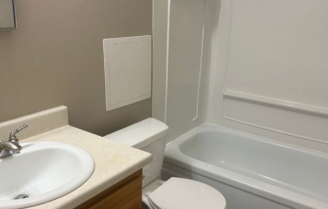 2 beds, 1 bath, 869 sqft, $1,139, Unit 2872B