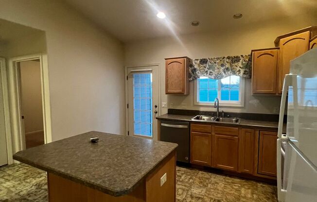 3 beds, 2 baths, $2,095