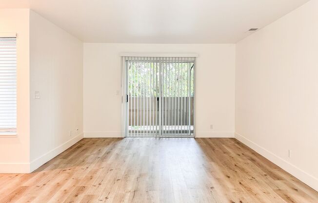 2 beds, 1 bath, 880 sqft, $1,485, Unit 033