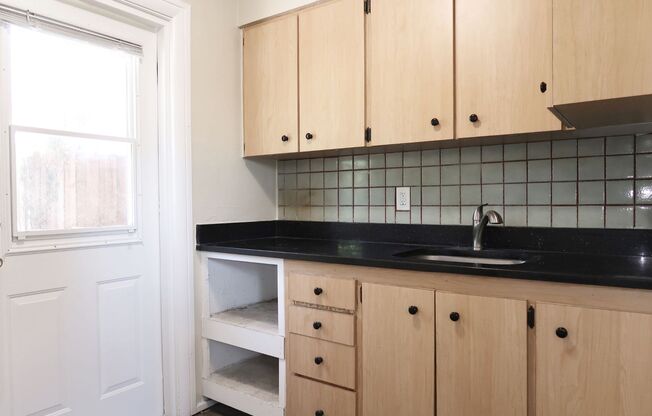 1213 51st Ave N St. Petersburg, FL 33703 MOVE IN SPECIAL!! Waived $350 Cleaning Fee!!!!!