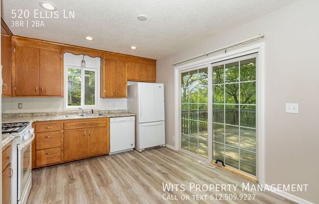 520 ELLIS LN