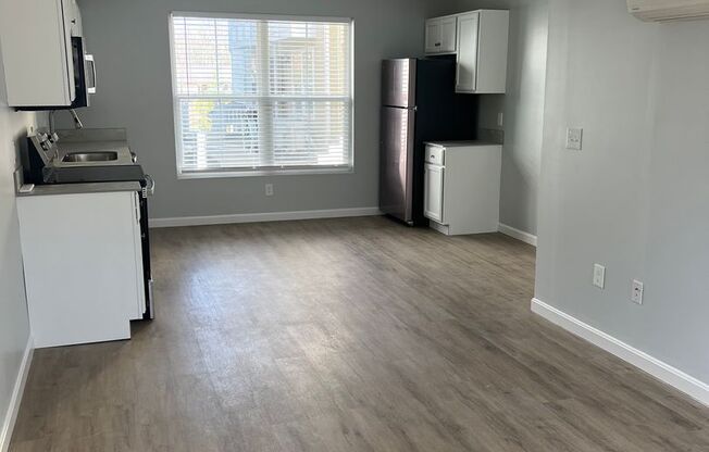 2 beds, 1 bath, $2,000, Unit 2B