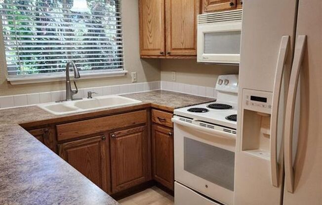 Beautiful 3 Bed 1.5 Bath Tri-Level home in Auburn