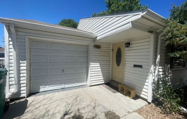 Charming 3 Bedroom Home in Aurora