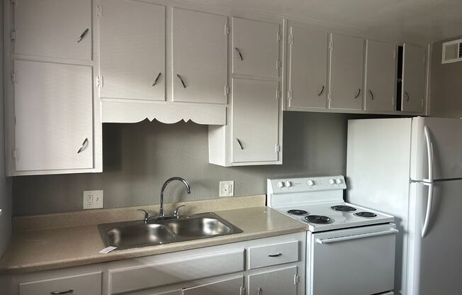 2 beds, 1 bath, 750 sqft, $1,095, Unit B10 1015 12