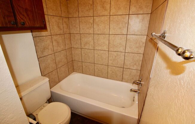 2 beds, 1 bath, 850 sqft, $850, Unit 11B