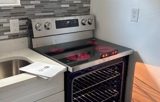Charming and fully renovated 1-bedroom, 1-bath ADU for Lease!! Landscaping/Utilities Included