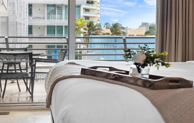 1437 COLLINS AVE