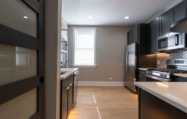 Recently Renovated 3-Bedroom, 2-Bathroom Apartment with In-Unit Washer/Dryer! Experience Sophisticated Uptown Living.