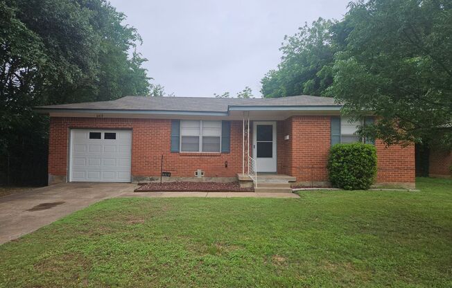 Cozy 2 bedroom 1 bathroom house with 1 car garage in North Richland Hills